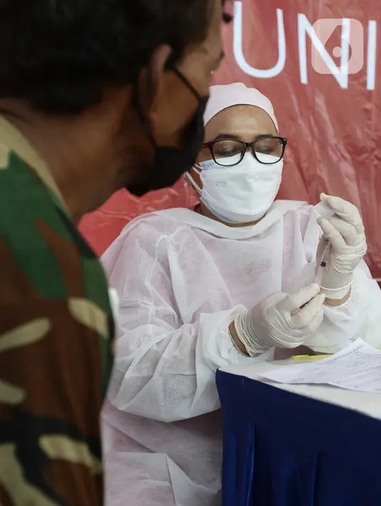 Vaksinator menyiapkan vaksin Sinovac untuk warga di area TPST Bantargebang, Kota Bekasi, Jumat (29/10/2021). 300 dosis vaksin perhari disiapkan untuk vaksinasi pertama maupun kedua bagi masyarakat dan komunitas pemulung di sekitar TPST Bantargebang. (Liputan6.com/Helmi Fithriansyah)