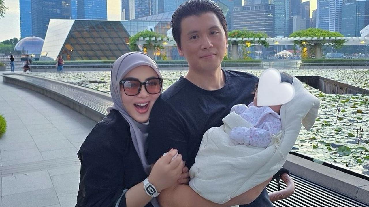 Potret Outfit Syahrini Jalan-jalan Bareng Princess R Selalu 'Menyala', Perhiasan Berderet & Semua Serba Branded