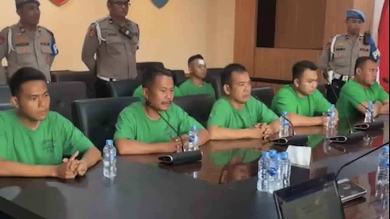 Tampang 7 anggota Brimob yang naik mobil rantis