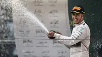 Pembalap Mercedes Lewis Hamilton memenangi seri balapan Formula 1 di GP China (FRED DUFOUR / AFP)