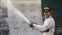 Pembalap Mercedes Lewis Hamilton memenangi seri balapan Formula 1 di GP China (FRED DUFOUR / AFP)