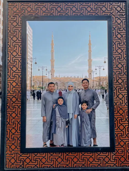 Seragam keluarga dengan nuansa abu-abu bisa jadi pilihan seragam yang netral [@ashanty_ash]