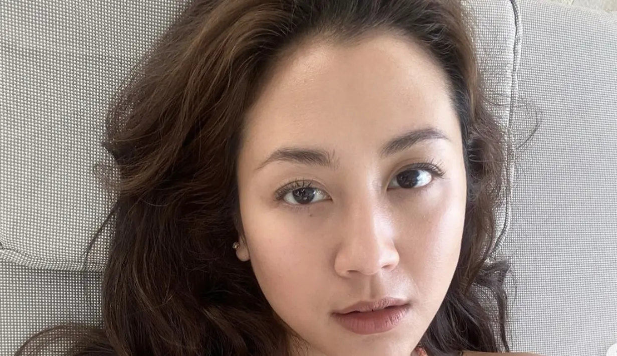 Gaya flawless-nya membuktikan tampilannya yang semakin awet muda.  [Foto: Instagram/ Sherina]