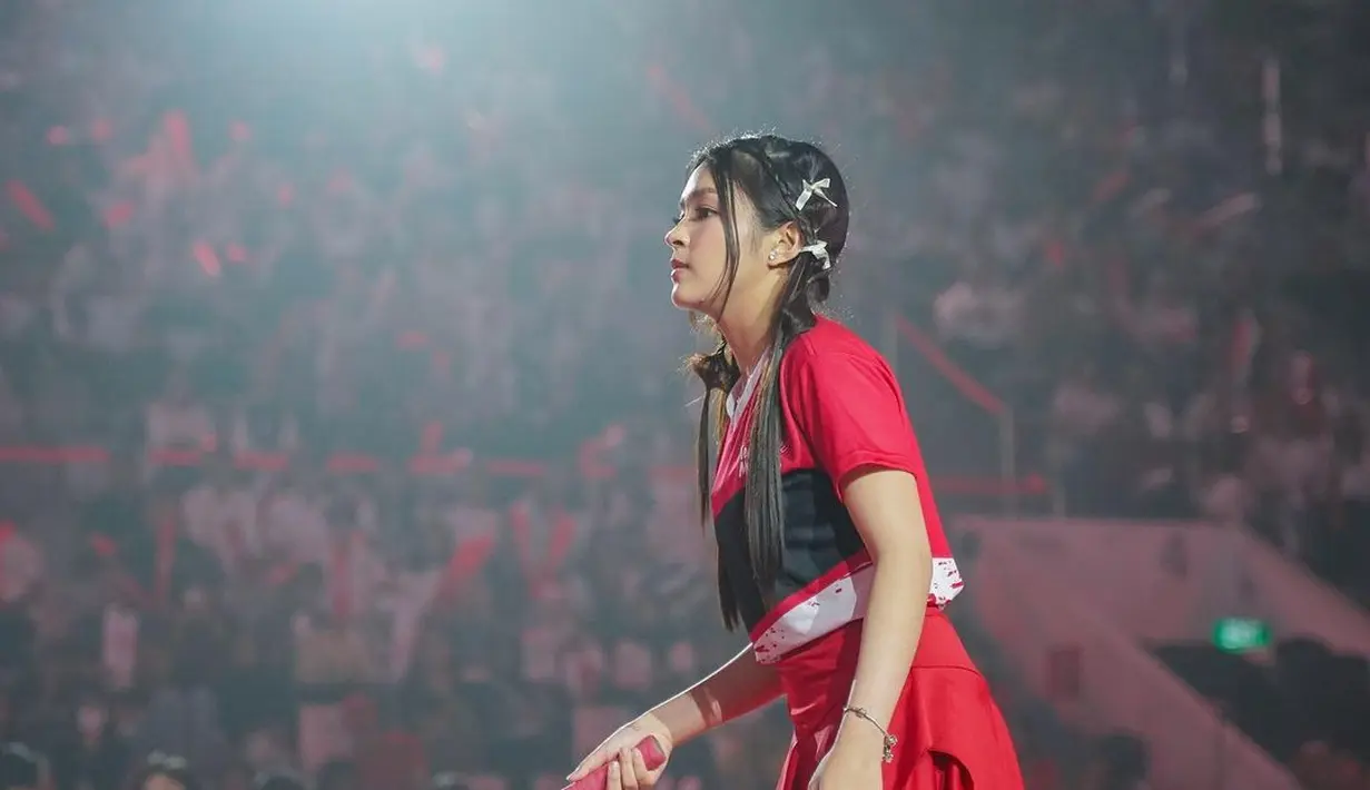 Sedangkan Eca Aura tampil cantik menggemaskan dengan baju jersey yang serasi, dipadukan dengan sepatu putih. Gaya rambut Eca menyempurnakan penampilannya secara keseluruhan; ia membagi rambutnya menjadi dua bagian, lalu mengepang sedikit bagian dari masing-masing sisi, dan diberi pemanis pita putih. [Foto: Instagram/merahmeriah.sportainment]