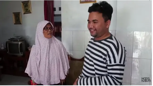 Nuansa warna putih masih menghiasi dinding rumahnya, ia juga memiliki TV tabung zaman dulu nih.