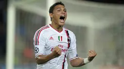 Thiago Silva merupakan sosok dibalik tangguhnya lini belakang AC Milan kala meraih Scudetto 2010/2011. Pemain asal Brasil ini selalu menjadi andalan sang pelatih dengan 31 penampilan. (AFP/Josep Lago)