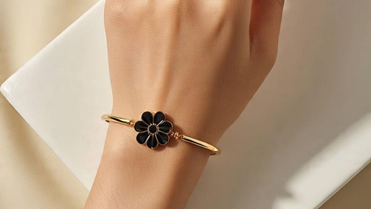 6 Model Gelang Emas Bunga Hitam yang Elegan dan Mewah, Perindah Penampilan