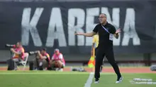 Aksi pelatih Borneo FC Samarinda, Fabio Lefundes saat memimpin timnya menjalani laga tandang di markas Persita Tangerang, Indomilk Arena dalam laga pekan ke-17 BRI Super League 2025/2026, Jumat (9/1/2026) sore WIB. (Bola.com/Bagaskara Lazuardi)
