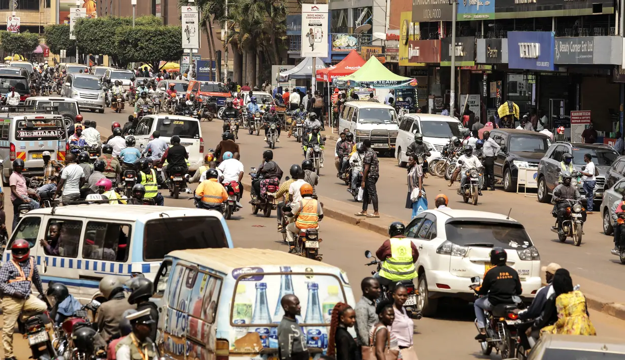 Ojek motor, yang dikenal dengan sebutan boda-boda, ada di mana-mana di ibu kota Afrika Timur seperti Nairobi dan Kigali. (AP Photo/Hajarah Nalwadda)