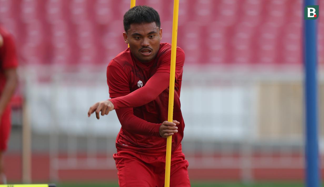 Saddil Ramdani tampak serius mengikuti latihan Timnas Indonesia jelang Piala AFF 2022 di Stadion Gelora Bung Karno, Selasa (20/12/2022). (Bola.com/Abdul Aziz)