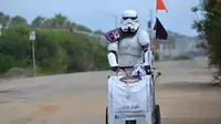 Suami mengenakan kostum stormtrooper dan berjalan sejauh 645 mil demi mendiang istri tercintanya.