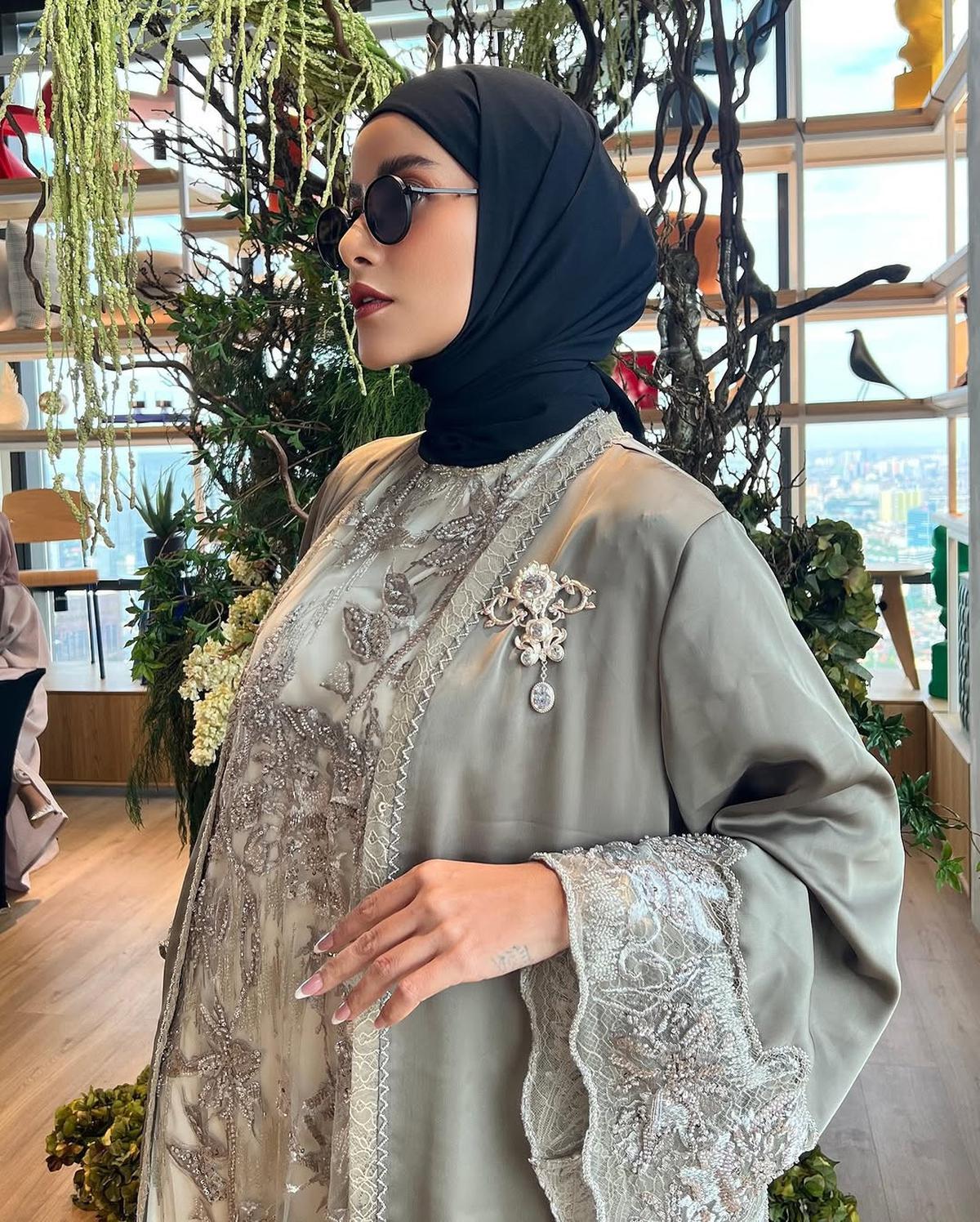 5 Potret Gamis ala Olla Ramlan yang Bisa Jadi Inspirasi Baju Lebaran yang Modis dan Stylish