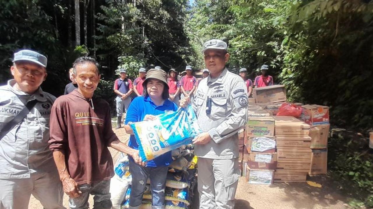 Bakamla Salurkan Bantuan Darurat untuk Warga Makoa Terdampak Longsor di Sitaro