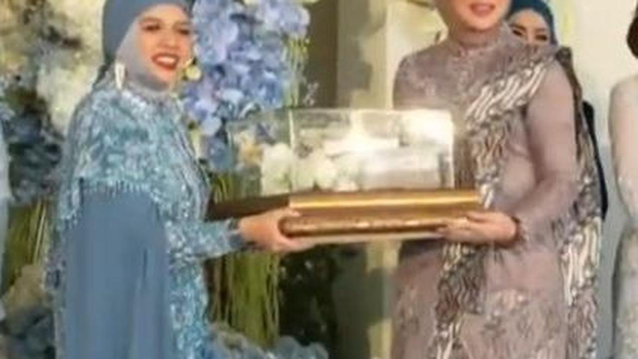 Angelina Sondakh Turut Menerima Seserahan <br>