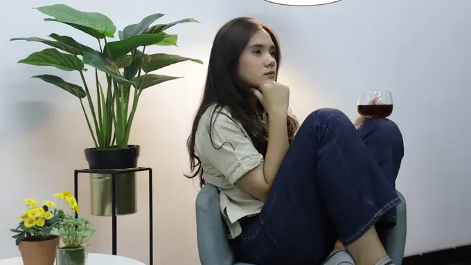 wanita november melamun