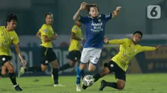 Pemain Persib Bandung, Marc Klok (tengah) berusaha melewati pemain Barito Putera pada laga BRI Liga 1 di Stadion Indomilk Arena, Tangerang, Sabtu (4/9/2021). Persib Bandung menang tipis 1-0 lewat gol telat Marc Klok. (Bola.com/M Iqbal Ichsan)