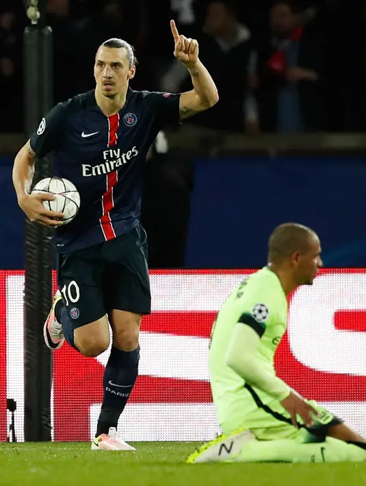Penyerang PSG, Zlatan Ibrahimovic melakukan selebrasi usai mencetak gol kegawang Manchester City pada leg pertama perempatfinal liga champions di Stadion Parc des Princes, Kamis (7/4). PSG bermain imbang dengan City 2-2. (Reuters/John Sibley)
