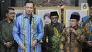 Cak Imin terlihat mengenakan busana batik berwarna kuning keemasan. Sementara, kompak dengan Cak Imin, AHY pun mengenakan batik namun dengan warna berbeda yaitu warna biru. (Liputan6.com/Faizal Fanani)