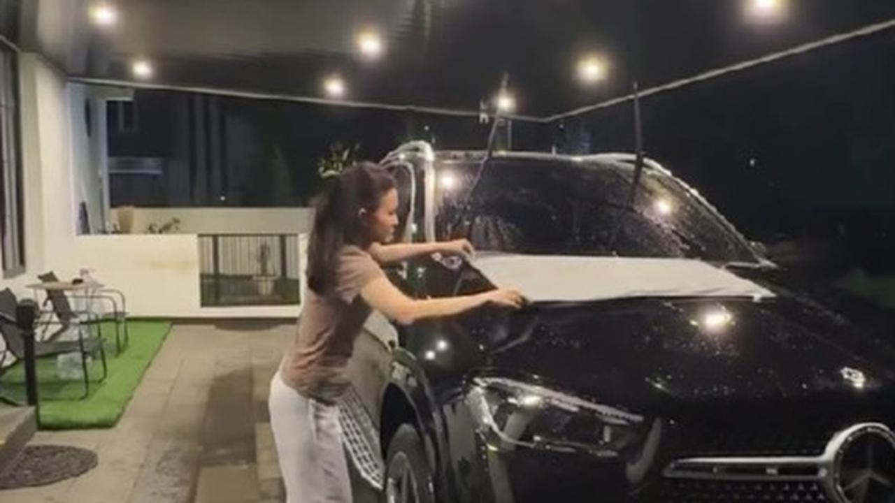 Viral Aksi Michelle Ziudith Cuci Mobil Sendirian di Malam Hari, Sebut Ritual Panggil Hujan