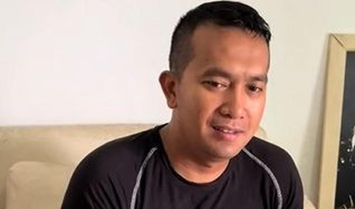 Setelah selesai memberikan misi, istri Letda Gading lalu memberikan uang Rp50 ribu kepada suaminya.