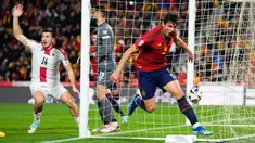 Pemain Spanyol Robin Le Normand (kanan) bereaksi setelah mencetak gol ke gawang Georgia pada pertandingan sepak bola Kualifikasi Grup A Euro 2024 di Stadion Jose Zorrilla, Valladolid, Spanyol, Minggu (19/11/2023). (AP Photo/Manu Fernandez)