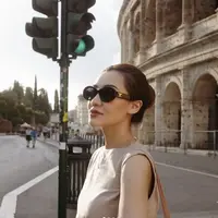 Aaliyah Massaid tampak bergaya old money dengan tampilan minimalis saat honeymoon di Italia. [Foto: Instagram/ Aaliyah Massaid]