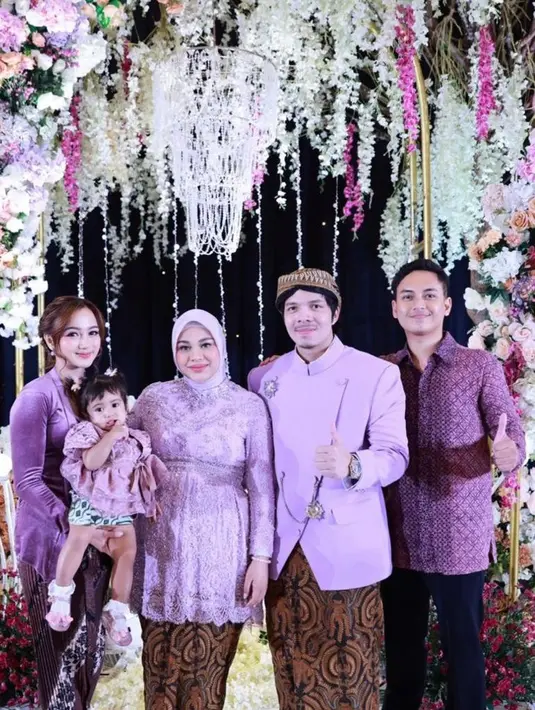 Penampilannya ramai disebut netizen semakin cantik dan glowing. Bagaimana menurutmu, Sahabat Fimela? [Instagram/nandaarsynt]