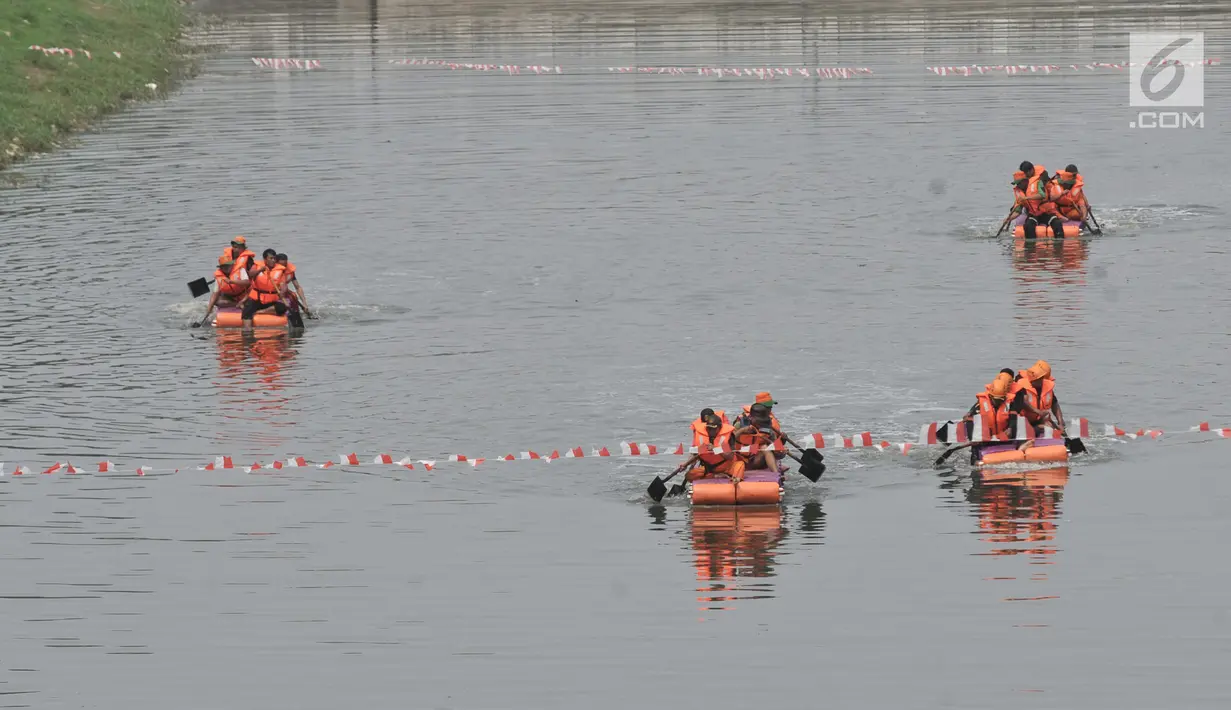 Petugas dari UPK Badan Air Dinas Lingkungan Hidup Kecamatan Duren Sawit beradu kecepatan saat lomba dayung di Kanal Banjir Timur, Jakarta, Sabtu (17/8/2019). Para petugas menggunakan pelampung palka dan sekop dalam perlombaan dayung tersebut.  (merdeka.com/ Iqbal S. Nugroho)