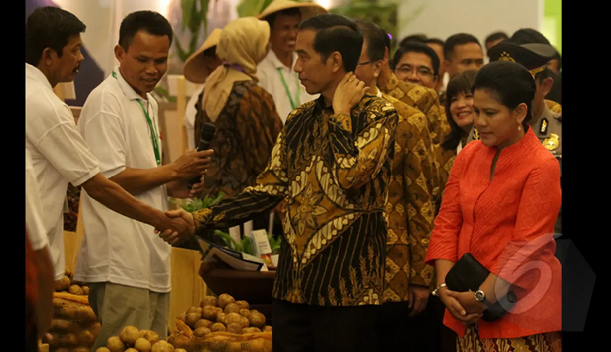 Presiden Joko Widodo bersalaman dengan pelaku usaha di Jakarta Jakarta Food Security Summit, Kamis (12/2/2015). Acara ini ditujukan untuk mewujudkan karya dan komitmen para pelaku usaha dalam skala nasional dan internasional. (Liputan6.com/Faizal Fanani)