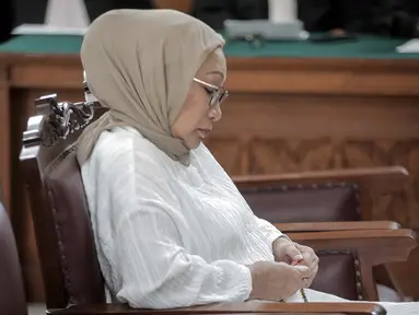 Terdakwa kasus penyebaran hoaks Ratna Sarumpaet memegang tasbih sambil menyimak pembacaan putusan dalam sidang di PN Jakarta Selatan, Kamis (11/7/2019). Majelis hakim memvonis Ratna dengan hukuman 2 tahun penjara atas kasus penyebaran berita bohong yang menjeratnya. (Liputan6.com/Faizal Fanani)