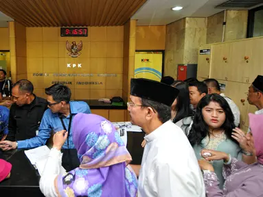 Sejumlah keluarga para tahanan Komisi Pemberantasan Korupsi (KPK) memenuhi ruang pendataan jelang mengunjungi kerabat mereka yang ditahan di rumah tahanan KPK, Jakarta, Jumat (17/7/2015). (Liputan6.com/Yoppy Renato)