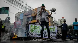 Belasan aktivis HMI melakukan demo dan bakar ban di Jalan Cikini, Jakarta, Sabtu (8/10). Mereka menuntut Basuki Tjahaja Purnama (Ahok) mempertanggungjawabkan pernyataannya yang dinilai mencederai kitab suci Alquran. (Liputan6.com/Faizal Fanani)