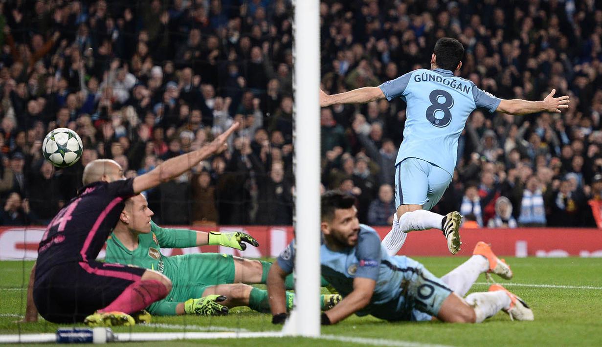 Gelandang Manchester City, Ilkay Gundongan, merayakan gol yang dicetaknya ke gawang Barcelona pada laga Liga Champions di Stadion Ettihad, Inggris, Selasa (1/11/2016). City menang 3-1 atas Barcelona. (AFP/Oli Scarff)