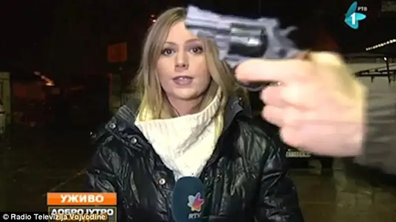 Detik Menegangkan Reporter Ditodong Pistol Saat Siaran Langsung