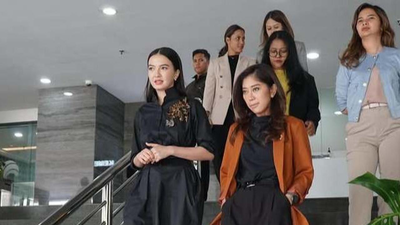 9 Potret Raline Shah Bersama Meutya Hafid, Sering Kerja Bareng Sebelum Resmi Jadi Stafsus Kementerian Komdigi