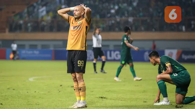 Foto: Frustrasinya Youssef Ezzejjari usai Bertubi-tubi Gagal Selesaikan Peluang Saat Bhayangkara FC Vs Persebaya di BRI Liga 1 2022/2023