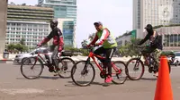Pesepeda melintasi kawasan Bundaran HI, Jakarta, Minggu (16/8/2020). Dinas Perhubungan DKI Jakarta memastikan 32 kawasan khusus pesepeda (KKP) di lima wilayah kota administrasi di Ibu Kota ditiadakan mulai hari ini. (Liputan6.com/Angga Yuniar)