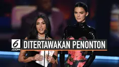 Kim Kardashian dan Kendall Jenner mengalami kejadian kurang menyenangkan saat membacakan nominasi Emmy Awards yang digelar di Microsoft Theater, Los Angeles, Amerika Serikat. Keduanya menjadi tertawaan para penonton Emmy ketika memberikan pernyataan ...