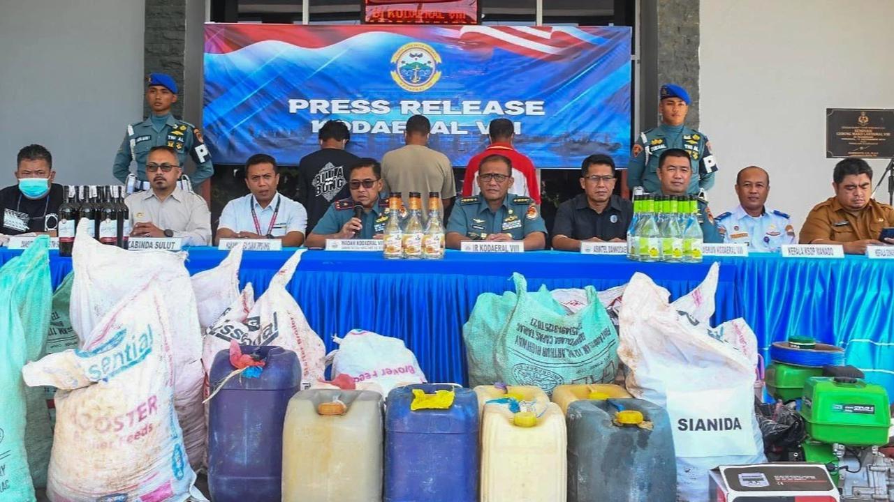FOTO: Penyelundupan Sianida dan Miras Ilegal Senilai Setengah Miliar Lebih Digagalkan di Perairan Manado