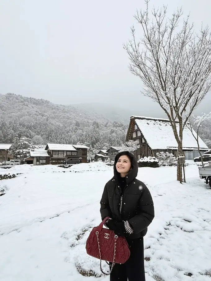 Gaya Prilly Latuconsina Nikmati Salju di Shirakawago, Tas Chanel Burgundy Puluhan Juta Jadi Statement