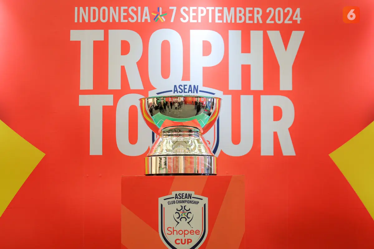 Foto: Keseruan Trophy Tour Shopee Cup 2024, Diego Michiels dan Stefano Lilipaly Diserbu Fans