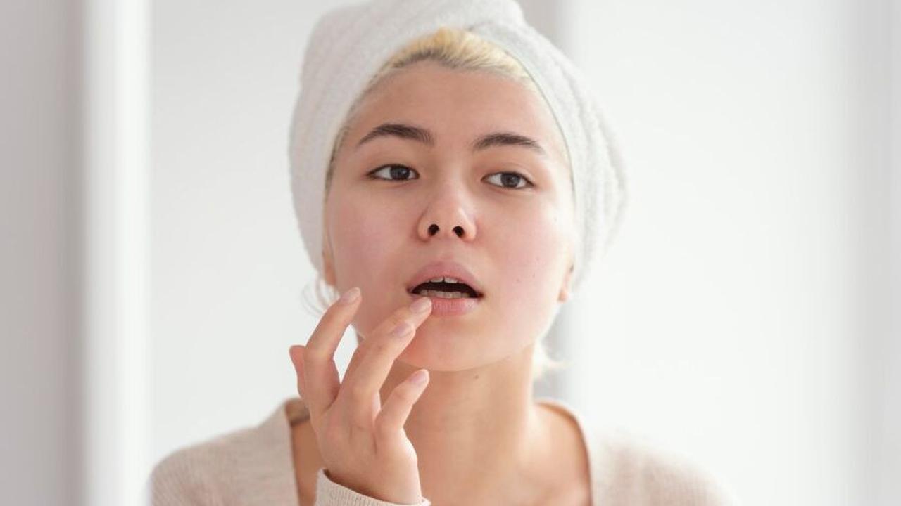 3. Mengatasi Masalah Bibir Hitam dan Memerahkan Bibir