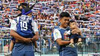 Jefri Kurniawan (kanan) mengajak anak foto bersama jelang laga Arema vs Persela di Stadion Kanjuruhan, Malang, Sabtu (7/7/2018). (Bola.com/Iwan Setiawan)