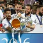 Pemain Real Madrid, Isco sengaja membuang kertas dalam trofi piala Liga Champions usai menang melawan Atletico Madrid pada Final Liga Champions di San Siro Stadium, Milan, (29/5/2016) WIB. (Reuters/Kai Pfaffenbach)