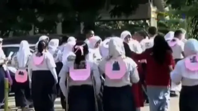 Patah Kaki, Seorang Siswi di Depok Tetap Ikuti MOS
