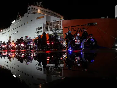 Pemudik yang menggunakan sepeda motor antre untuk menaiki kapal di Pelabuhan Ciwandan, Banten, Kamis (27/3/2025). (Liputan6.com/Herman Zakharia)