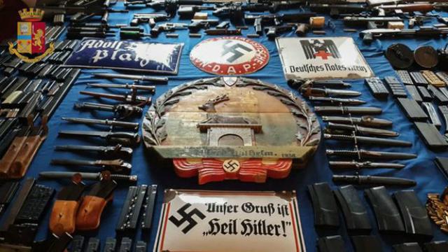 Sejumlah barang sitaan polisi Italia usai menggerebek kelompok ekstremis sayap kanan neo-Nazi awal pekan ini (Handout / AFP PHOTO)