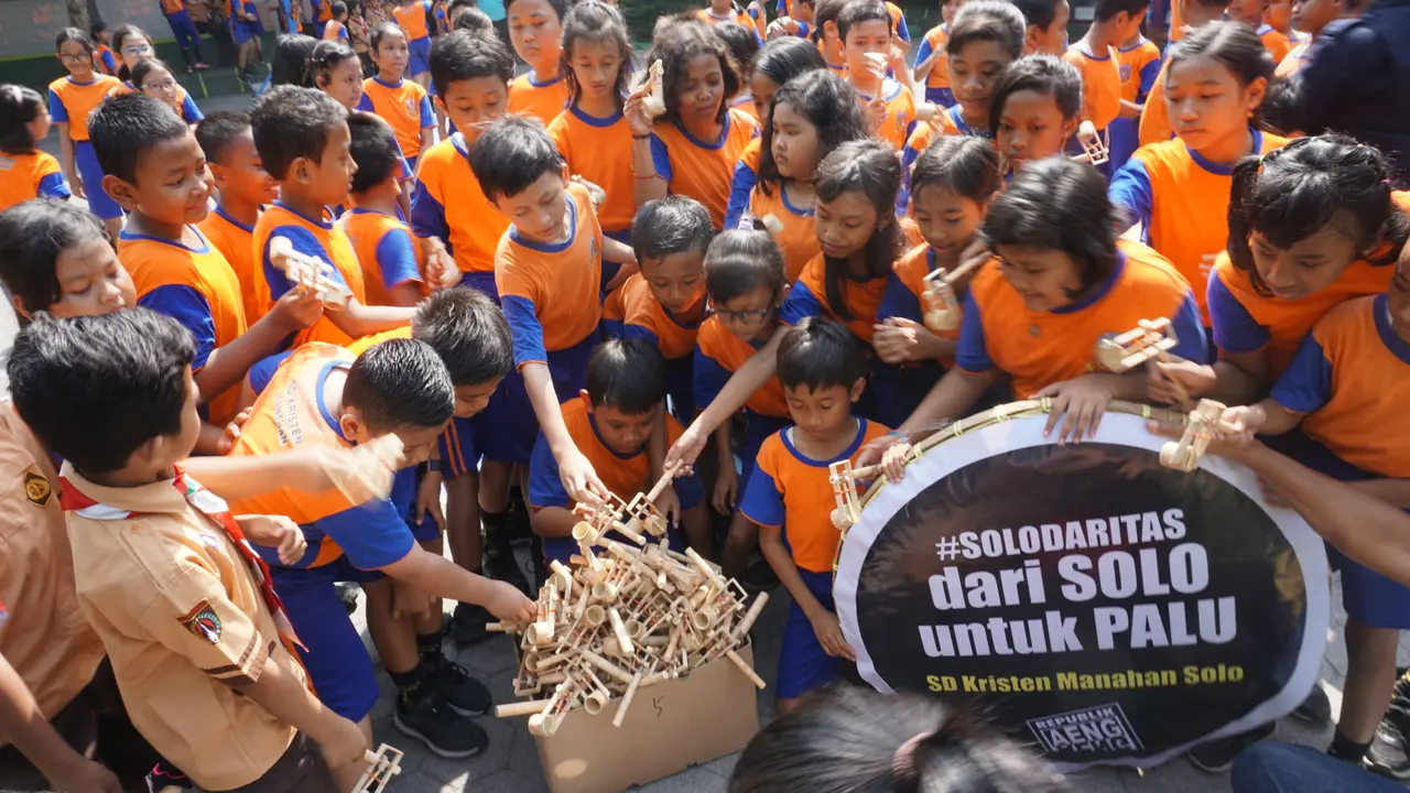 Siswa Kumpulkan thok-othok Untuk Bantu Korban Gempa Palu
