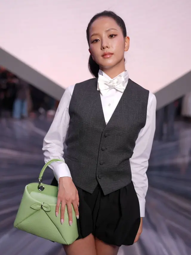 Pesona Jisoo BLACKPINK Dipulas Makeup Nude Minimal di Dior Paris Fashion Week