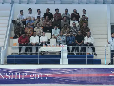 Wakil Presiden Jusuf Kallla (kedua kanan) memberi sambutan jelang membuka Indonesia Open Aquatic Championship 2017 di Stadion Aquatic GBK, Jakarta, Selasa (5/12). Ajang ini merupakan test event jelang Asian Games 2018. (Liputan6.com/Helmi Fithriansyah)